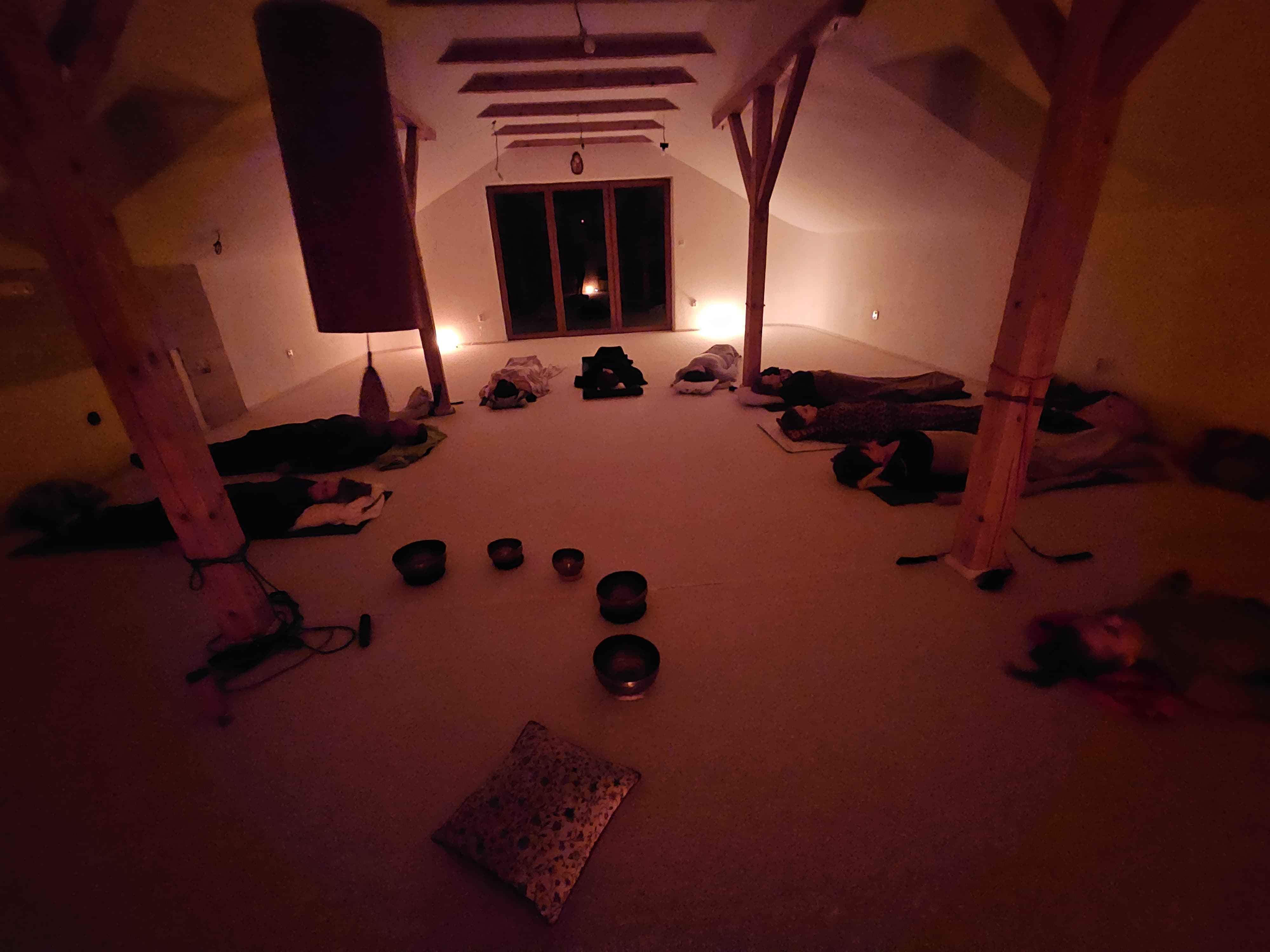 Interiér terapeutické místnosti v Dobrušce – teplé světlo a klidová atmosféra