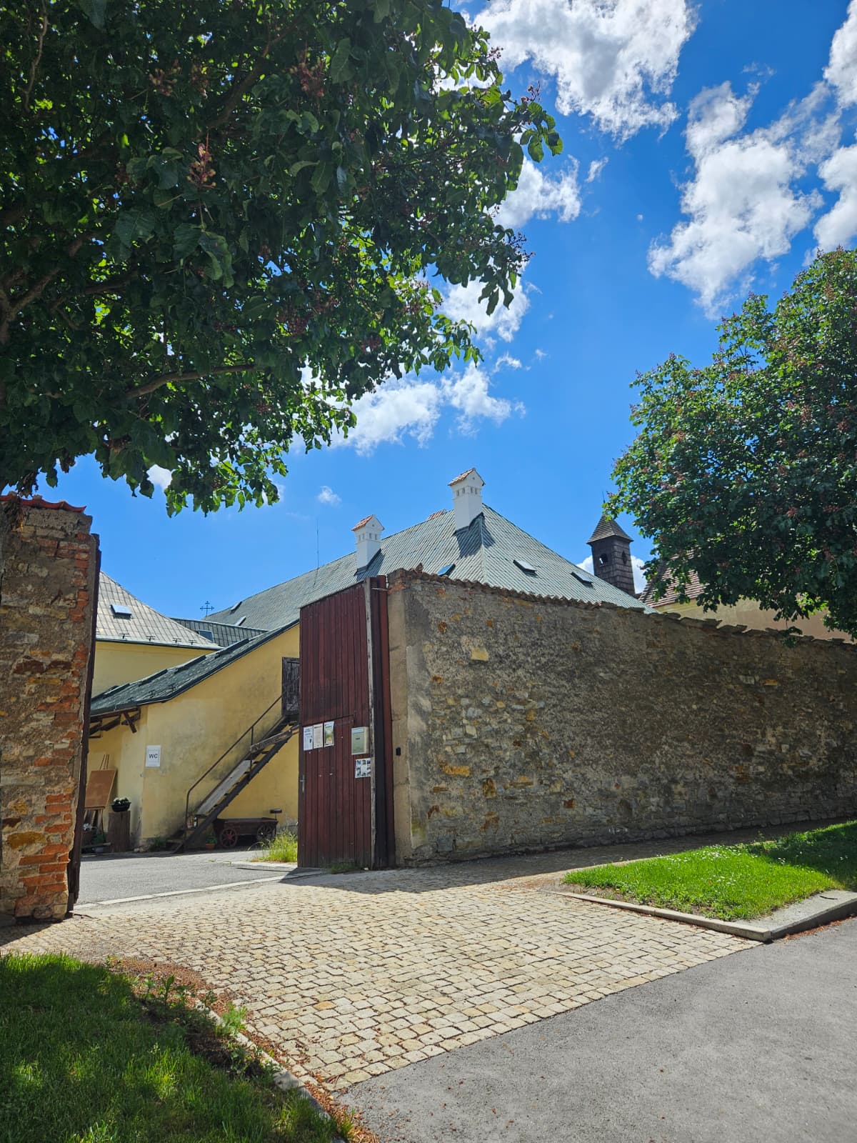 Hlavní brána do Opočenského Kláštera